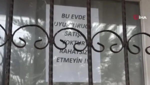 Şaşkına Çeviren Yazı! Bağımlılardan Bıktı Camına Astı